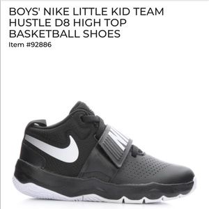 Boys’ Nike Team Hustle D8 High Top Basketball Shoe